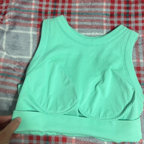 Sports cropped workout top - Picture 3 of 4